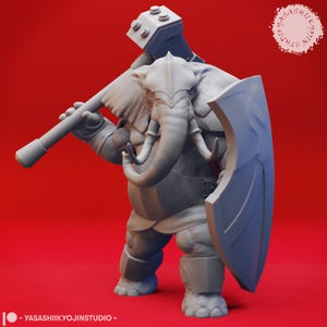Puede incluir: Una miniatura impresa en 3D de color gris de una criatura fantástica con cabeza de elefante, sosteniendo un hacha grande y un escudo. La criatura lleva armadura y tiene una gran barriga redonda.