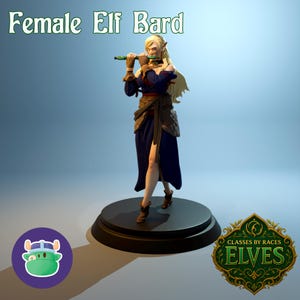 Puede incluir: Una figura en miniatura de un elfo bardo con cabello rubio largo, vistiendo un vestido azul oscuro con un cinturón marrón y botas color canela, tocando una flauta verde. El texto "Female Elf Bard" aparece arriba y un logo con "CLASSES BY RACES ELVES" abajo.