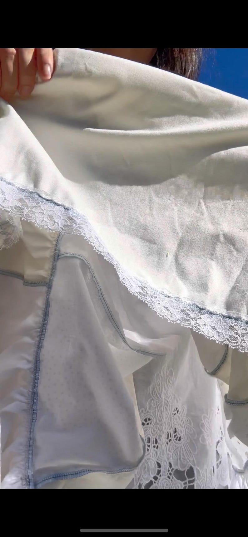 K&ouml;nnte beinhalten: Ein wei&szlig;er Slip mit blauem Besatz und Spitzendetails. Der Slip hat einen gewellten Spitzenbesatz und ein zartes Blumenmuster.