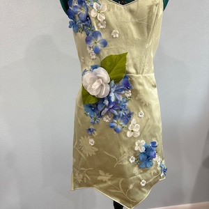 Vestido corsé de hada de las flores con flores cosidas a mano.