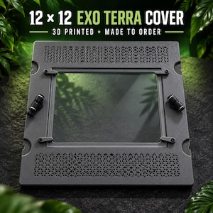 Puede incluir: Una cubierta Exo Terra gris oscuro impresa en 3D de 30,48 x 30,48 cm con un panel cuadrado central transparente, dos accesorios neumáticos negros montados en los lados y secciones superior e inferior con malla de ventilación triangular.