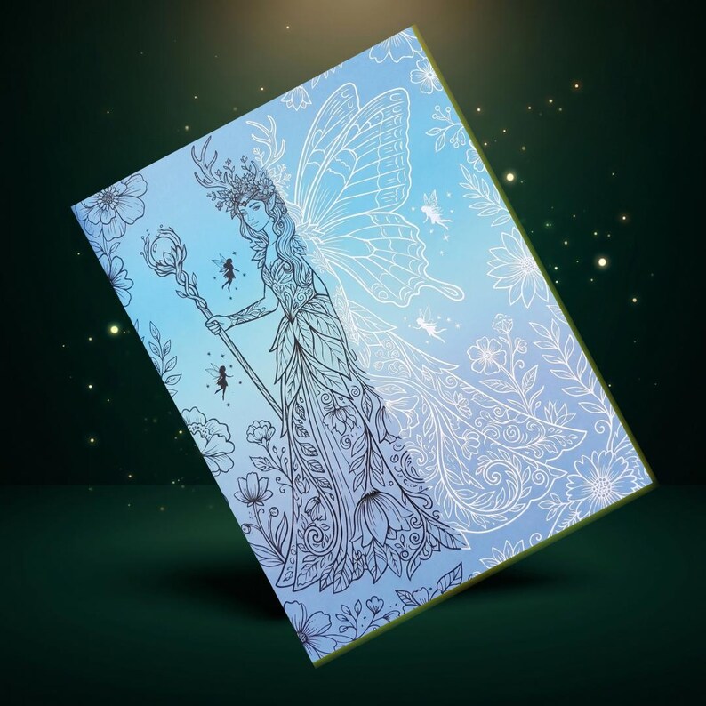 Puede incluir: Ilustraci&oacute;n azul y blanca de un hada con grandes alas, sosteniendo un bast&oacute;n y usando una corona floral. El hada est&aacute; rodeada de flores y otras hadas. El fondo es un degradado de azul.