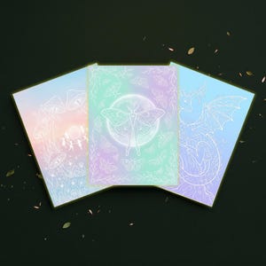 Puede incluir: Tres impresiones art&iacute;sticas de fantas&iacute;a con una paleta de colores pastel. Las impresiones presentan dibujos lineales blancos de una escena de hongos, una polilla y un drag&oacute;n. Los fondos son un degradado de rosa, azul y verde. Las impresiones est&aacute;n dispuestas sobre un fondo verde oscuro.