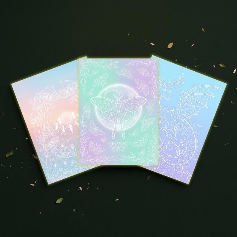 Puede incluir: Tres impresiones art&iacute;sticas de fantas&iacute;a con una paleta de colores pastel. Las impresiones presentan dibujos lineales blancos de una escena de hongos, una polilla y un drag&oacute;n. Los fondos son un degradado de rosa, azul y verde. Las impresiones est&aacute;n dispuestas sobre un fondo verde oscuro.