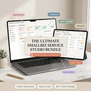 Könnte beinhalten: Ein Laptop und ein Tablet zeigen das "SmallBiz Service Studio Bundle". Der Laptop zeigt ein Dashboard mit Kunden- und Bestellinformationen. Das Tablet zeigt Details zur Auftragsverfolgung. Der Text enthält "The Ultimate SmallBiz Service Studio Bundle" und "Instant Download".