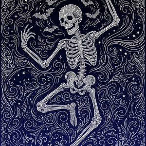 Pode incluir: Uma ilustra&ccedil;&atilde;o de linhas brancas sobre um fundo azul escuro apresentando um esqueleto humano a dan&ccedil;ar, rodeado por pequenos morcegos voadores e padr&otilde;es florais intrincados. O esqueleto &eacute; representado numa pose din&acirc;mica com os bra&ccedil;os levantados.