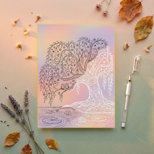 Puede incluir: Una impresi&oacute;n art&iacute;stica decorativa con una ilustraci&oacute;n detallada de un &aacute;rbol con una cara y dos b&uacute;hos. El &aacute;rbol est&aacute; sobre un fondo degradado de rosa, morado y amarillo. Un bol&iacute;grafo blanco est&aacute; al lado de la impresi&oacute;n.
