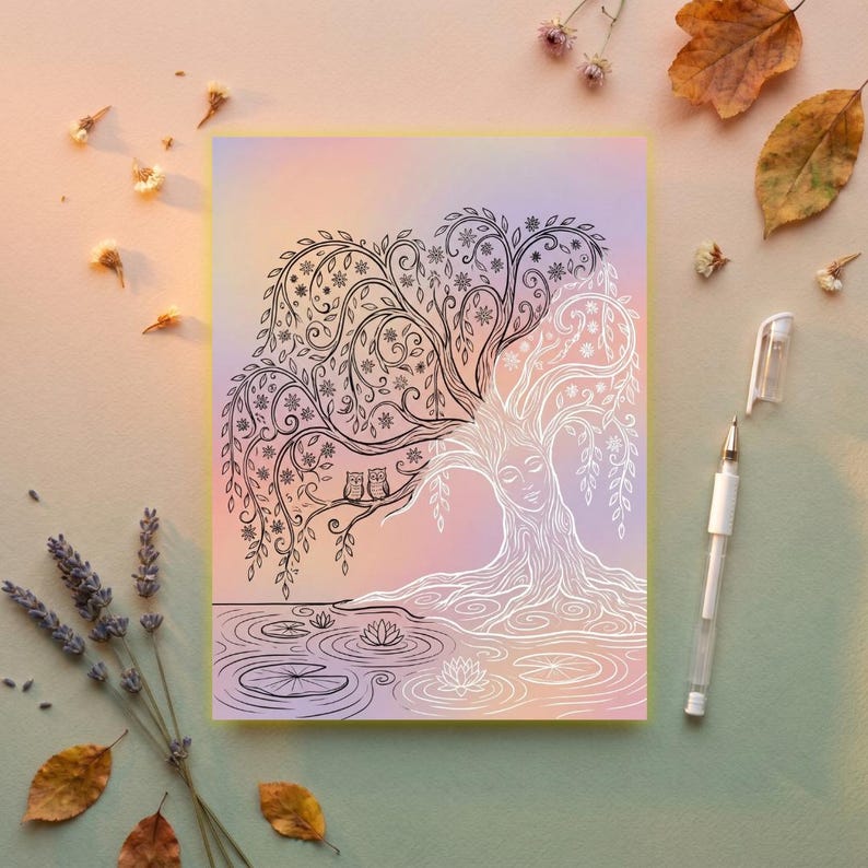 Puede incluir: Una impresi&oacute;n art&iacute;stica decorativa con una ilustraci&oacute;n detallada de un &aacute;rbol con una cara y dos b&uacute;hos. El &aacute;rbol est&aacute; sobre un fondo degradado de rosa, morado y amarillo. Un bol&iacute;grafo blanco est&aacute; al lado de la impresi&oacute;n.