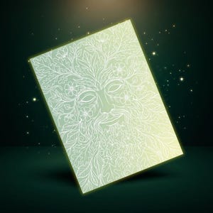 Puede incluir: Una impresi&oacute;n art&iacute;stica rectangular con un dise&ntilde;o de Hombre Verde. La obra de arte es un dibujo lineal blanco de un rostro compuesto por hojas, flores y vides, sobre un degradado de verde claro a verde oscuro. El fondo es verde oscuro con peque&ntilde;as part&iacute;culas brillantes.