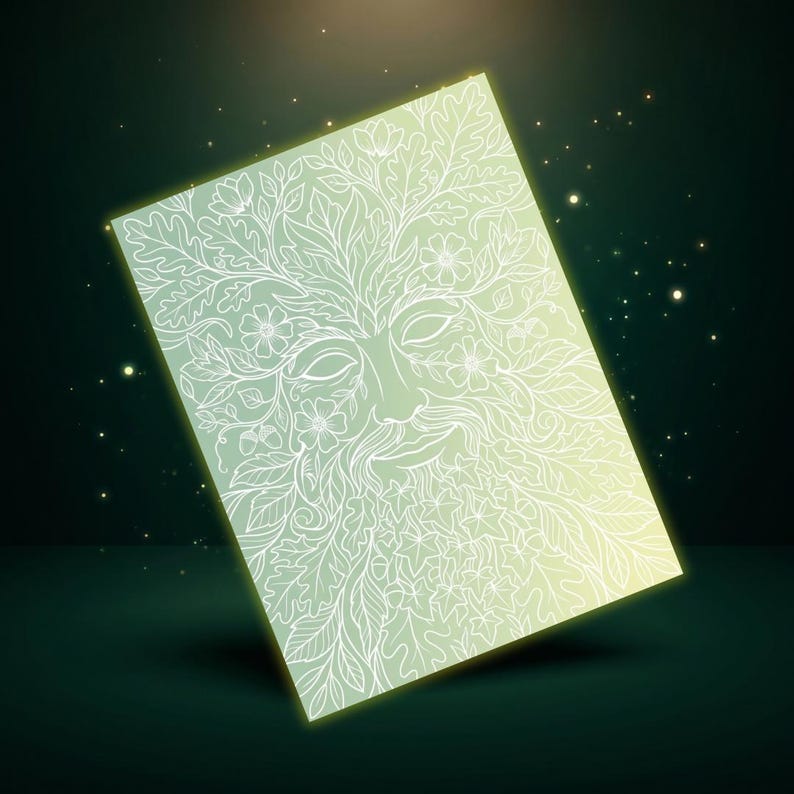 Puede incluir: Una impresi&oacute;n art&iacute;stica rectangular con un dise&ntilde;o de Hombre Verde. La obra de arte es un dibujo lineal blanco de un rostro compuesto por hojas, flores y vides, sobre un degradado de verde claro a verde oscuro. El fondo es verde oscuro con peque&ntilde;as part&iacute;culas brillantes.
