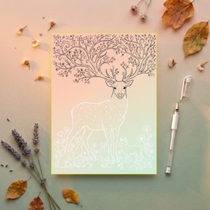 Puede incluir: Una impresi&oacute;n art&iacute;stica rectangular que presenta un ciervo blanco con elaboradas cornamentas en forma de &aacute;rbol. El ciervo tiene un patr&oacute;n punteado sobre un fondo degradado rosa y verde. La imagen incluye un zorro, conejos y flores.