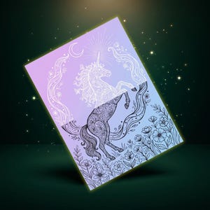 Puede incluir: Una impresi&oacute;n de tem&aacute;tica fant&aacute;stica con una ilustraci&oacute;n detallada de un unicornio. La obra de arte est&aacute; dividida en dos mitades, con un unicornio blanco sobre un fondo p&uacute;rpura y un unicornio negro sobre un fondo azul con flores.