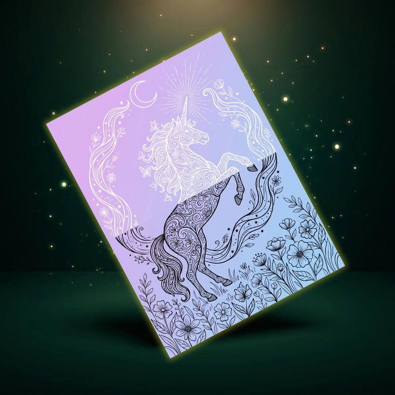 Puede incluir: Una impresi&oacute;n de tem&aacute;tica fant&aacute;stica con una ilustraci&oacute;n detallada de un unicornio. La obra de arte est&aacute; dividida en dos mitades, con un unicornio blanco sobre un fondo p&uacute;rpura y un unicornio negro sobre un fondo azul con flores.