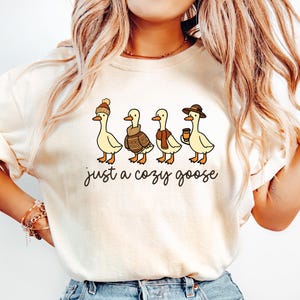 Fall Goose Comfort Shirt, Cozy Fall Sweatshirt, Autumn Animal Shirt, Cute Goose Shirt, Pumpkin Coffee T-Shirt, Just A Fall Goose T-Shirt bild 1