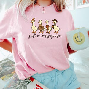 Fall Goose Comfort Shirt, Cozy Fall Sweatshirt, Autumn Animal Shirt, Cute Goose Shirt, Pumpkin Coffee T-Shirt, Just A Fall Goose T-Shirt bild 4