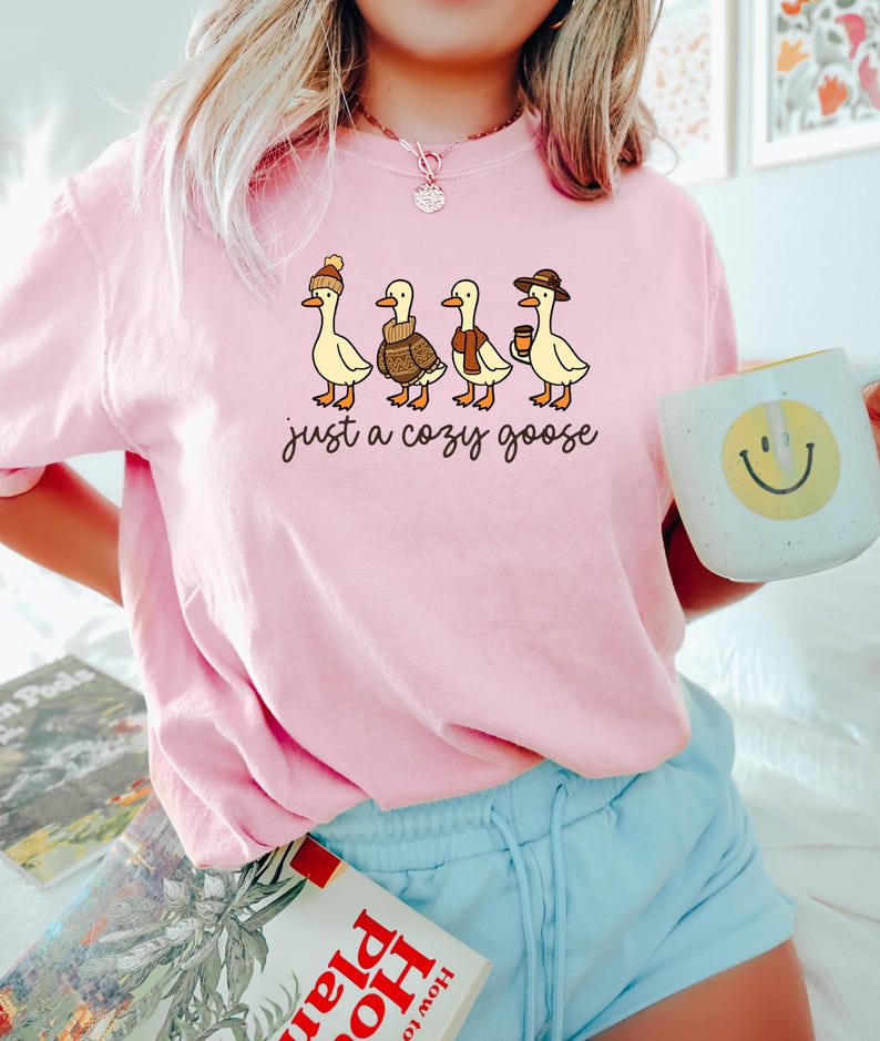 Fall Goose Comfort Shirt, Cozy Fall Sweatshirt, Autumn Animal Shirt, Cute Goose Shirt, Pumpkin Coffee T-Shirt, Just A Fall Goose T-Shirt bild 4