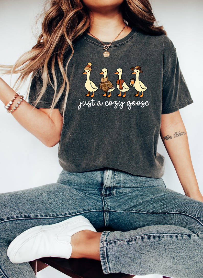 Fall Goose Comfort Shirt, Cozy Fall Sweatshirt, Autumn Animal Shirt, Cute Goose Shirt, Pumpkin Coffee T-Shirt, Just A Fall Goose T-Shirt bild 3