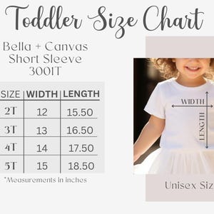Peut inclure: Un t-shirt blanc pour tout-petit avec un tableau des tailles. Le tableau indique les mesures en pouces pour les tailles 2T &agrave; 5T. Le t-shirt est &eacute;tiquet&eacute; Bella + Canvas Short Sleeve 3001T. Le texte "Unisex Sizing" est &eacute;galement inclus.