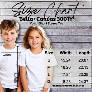 Peut inclure: Deux enfants portant des t-shirts blancs se tiennent devant un tableau des tailles pour un t-shirt &agrave; manches courtes pour jeunes. Le tableau indique les tailles S, M, L et XL, avec des mesures de largeur et de longueur en pouces. Le t-shirt est Bella+Canvas 3001Y.