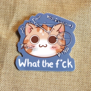Könnte beinhalten: Ein blauer Aufkleber mit einem Comic-Katzenkopf und mathematischen Gleichungen. Der Text "What the f*ck" steht unter der Katze.