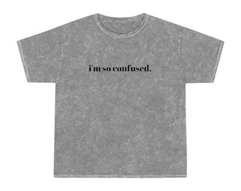 Estoy muy confundido. Camiseta / camiseta minimalista con texto, gris lavado a la piedra