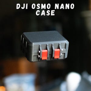 Puede incluir: Funda negra DJI Osmo Nano con detalles rojos. La funda es rectangular y tiene una superficie texturizada. El texto "DJJ OSMO NANO CASE" está impreso en blanco en la parte superior de la imagen.