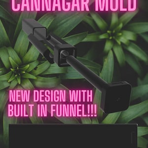 Op de afbeelding: Zwarte cannagar-vorm met een ingebouwde trechter. De vorm bestaat uit twee delen die in elkaar passen. De vorm wordt getoond tegen een groene, bladerige achtergrond. "CANNAGAR MOLD" en "NEW DESIGN WITH BUILT IN FUNNEL!!" staan in roze tekst op de afbeelding.