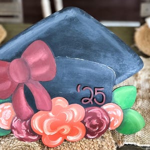 Hand Painted Graduation Cap Door Hanger Sign – Personalized 2025 Grad Gift – School Colors with Coquette Bow – Handmade Celebration Décor