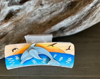 Pinza para el pelo pintada a mano con forma de delfín saltando