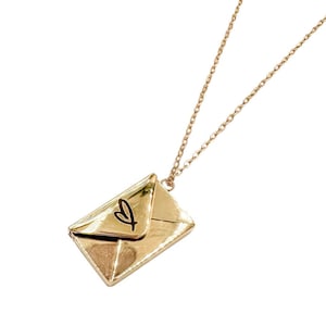 Collar con mensaje secreto en un sobre: «Eres mi todo». Carta de amor oculta.