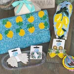 Bolso de mano con cuentas de semillas de verano en color limón y aguamarina