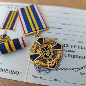 Medalla tridente ucraniana "POR UNA COOPERACIÓN EFICAZ" con diploma y cinta. Gloria a Ucrania