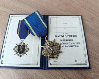 Medaglia del premio ucraino "Difensore dell'Ucraina" con documento