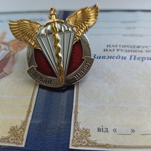Insignia militar de las tropas de asalto aerotransportadas de Ucrania con diploma. ¡Honra a Ucrania! Con diploma. Gloria a Ucrania