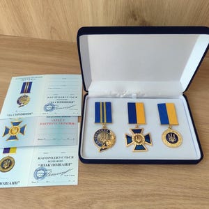 3 medallas ucranianas únicas "Por la ayuda, Patriota de Ucrania, Insignia de honor" con diploma en estuche. - Orgullo de Ucrania, regalo de UA