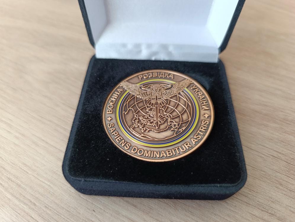 ユニークなウクライナ軍事情報チャレンジコインケース入り：フクロウ