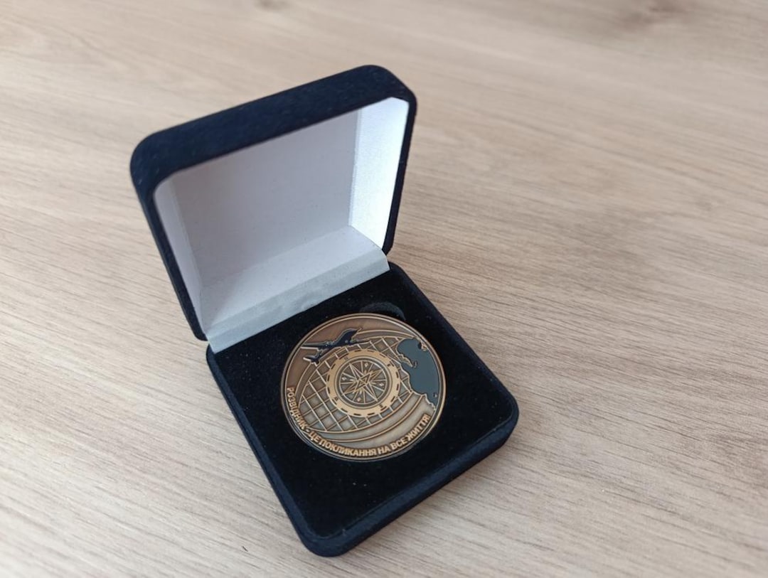 ユニークなウクライナ軍事情報チャレンジコインケース入り：フクロウ