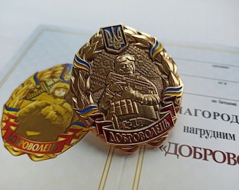 Distintivo premio ucraino "Soldato - Volontario" con documento. Gloria all'Ucraina