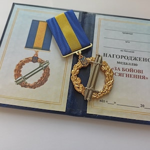 Medalla del premio militar ucraniano "POR LOGROS DE BATALLA" con diploma. Gloria a Ucrania. hecho en Ucrania