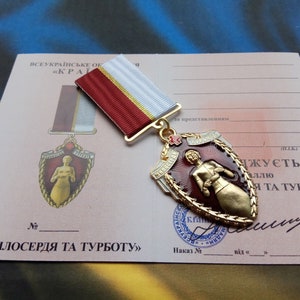 Medalla médica ucraniana "Por misericordia y cuidado" con diploma. Gloria a Ucrania.