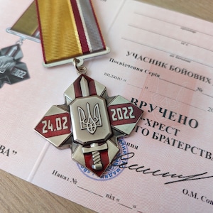 Insignia militar ucraniana "Cruz de la hermandad" con diploma.  Gloria a Ucrania