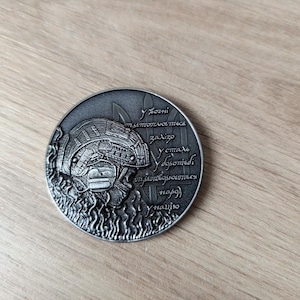 二つの時代の戦士のユニークなウクライナ軍チャレンジコイン - 栄光の収集品