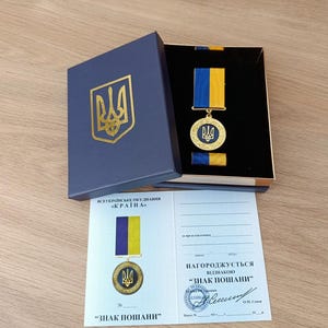 Ukrainische Dreizack-Medaille mit Urkunde und Blockband in Dreizack-Box.  Ehre der Ukraine