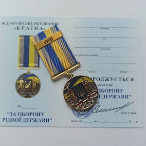 Medalla de condecoración ucraniana "Por la defensa de la patria. Kiev" con diploma. Gloria a Ucrania. Fabricada en Ucrania
