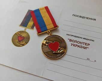 Medaglia del volontario ucraino con documento: dono di gloria patriottica