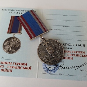 Medalla de condecoración ucraniana "INVENCIBLE" con diploma. Gloria a Ucrania. Fabricada en Ucrania