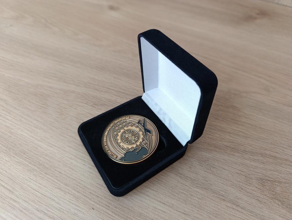 ユニークなウクライナ軍事情報チャレンジコインケース入り：フクロウ