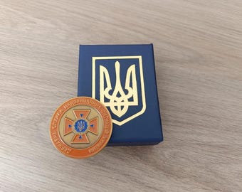 Moneta sfida ucraina unica: SEGNALINO DEL SOCCORRITORE in scatola. Ministero delle situazioni di emergenza - Glory da collezione