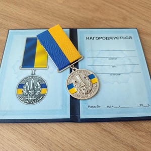 Medalla militar ucraniana "A los héroes de Ucrania por su VALENTÍA Y HONOR" con diploma. Gloria a Ucrania. Nº 2