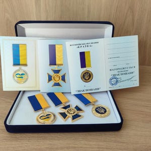 3 medallas de premio ucranianas únicas "Voluntario de Ucrania, Patriota de Ucrania, Insignia de Honor" con diploma en estuche. - Orgullo de Ucrania, Regalo de UA
